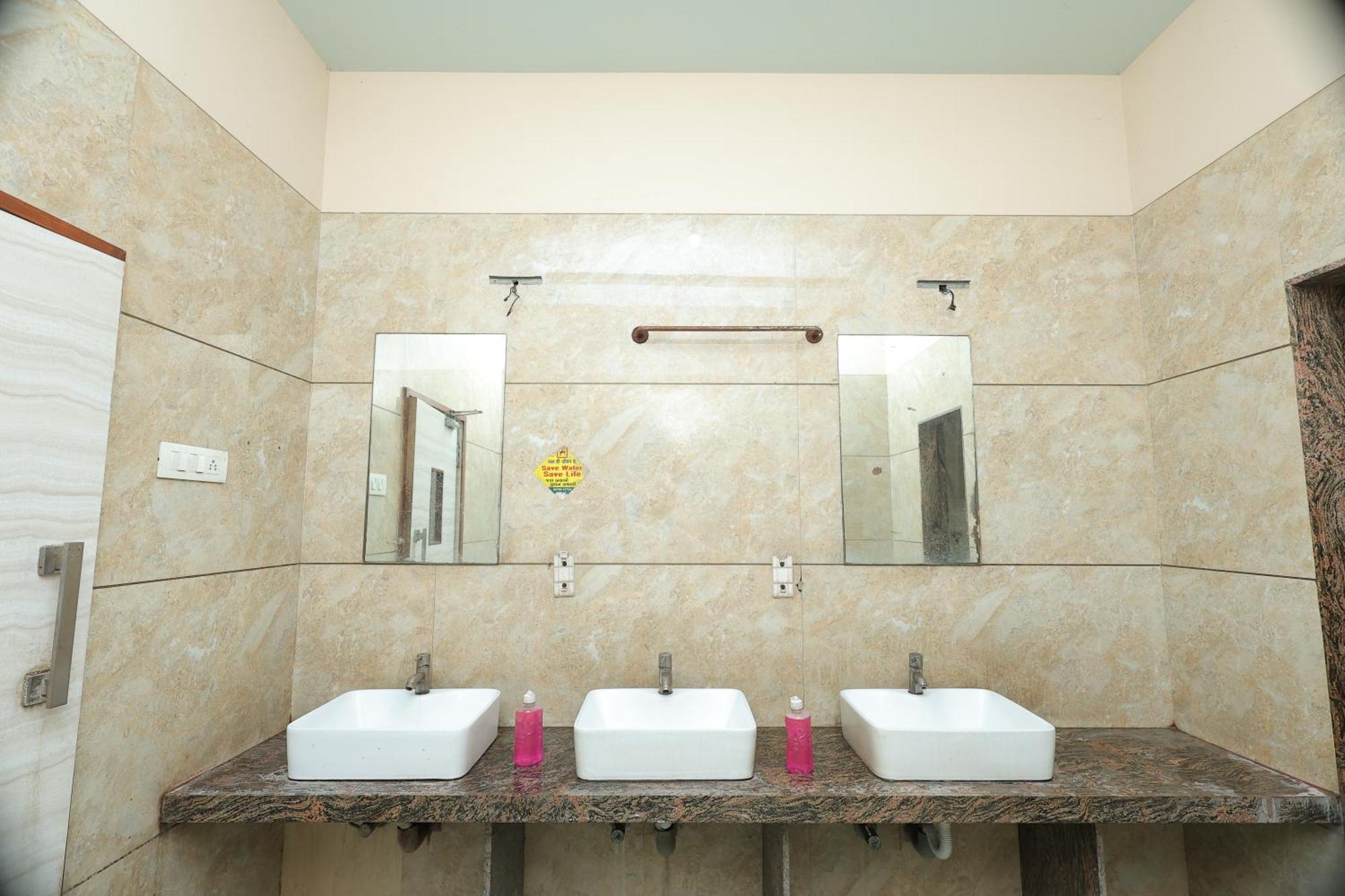 Hotel Horizon & Restaurant Σουράτ Εξωτερικό φωτογραφία